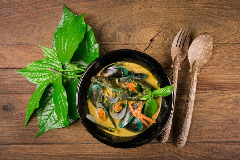 Pittige mosselsoep met gele curry