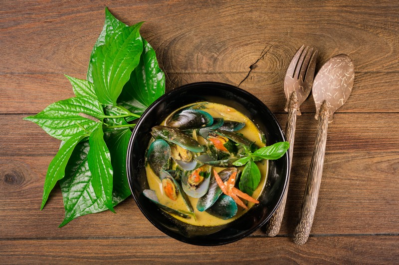 Pittige mosselsoep met gele curry